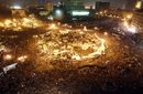 Демонстрантите на площад "Тахрир" празнуват вестта, че Мубарак е подал оставка на 11 февруари.
