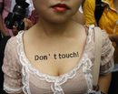 Жена от Сеул участва в протест от движението SlutWalk, което се зароди в Канада, след като през януари полицай от Торонто заяви, че жените могат да се предпазят от изнасилване, като избягват да се обличат "като уличници". Стотина души, предимно жени, участваха в протеста в южнокорейската столица на 16 юли.