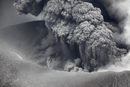 Изригването на вулкана Шинмоедаке в Южна Япония на 28 януари.