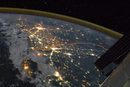 Снимка от Международната космическа станция на индийско-пакистанската граница, маркирана с оранжево за по-лесно следене.