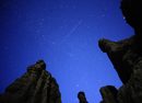 Метеор преминава през небето на македонското село Куклици, известно със стотиците си камъни, наподобяващи човешки фигури.