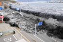 Вълна след цунами в японския град Мияко след земетресението със сила 8,9 по Рихтер в страната през март.