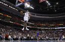 Гардът на "Филаделфия" Андре Игуодала скача за забивка по време на мач срещу "Детройт" от шампионата на НБА