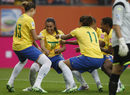 Бразилската футболна звезда Марта танцува със съотборничките си след отбелязването на гол от световното първенство за жени в Германия