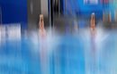 Румънките Корина Попович и Мая Аякобоя влизат във водата по време на синхронните скокове от 10-метрова кула на световното първенство по плувни спортове в Шанхай