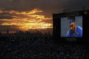 Слънцето залязва, докато зрителите наблюдават мача между Рафаел Надал и Анди Мъри от полуфиналите на US Open