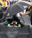 Популярната американска автомобилна състезателка Даника Патрик седи в болида под дъжда  в последния ден на квалификациите за състезанието "Индианаполис 500"