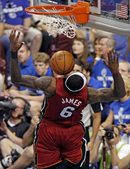 Звездата на "Маями хийт" Леброн Джеймс забива топката в мач номер 3 от финалите в НБА