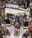 Защитникът на "Бостън брюинс" Здено Хара държи купа "Стенли" след спечелването на шампионата в НХЛ