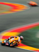 Австралиецът Кейси Стоунър върти обиколка по време на състезанието за Голямата награда на Арагон в MotoGp