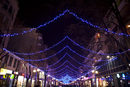 Улица "Александровска" е покрита в сини светещи гирлянди.