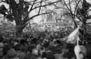 За сутринта на 10 януари 1997 г. синдикатите са свикали протестно митинг-шествие срещу управлението на БСП. Лъчовете тръгват от различни краища на София, но по обед се събират около сградата на Народното събрание.<br /><br />По това време е съобщено, че президентът Желю Желев отказва да изпълни изискването на конституцията и да връчи на социалистите мандат за съставяне на второ правителство след оставката на кабинета на Жан Виденов, гласувана на 28 декември 1996г.<br /><br />Опозицията - Обединените демократични сили (ОДС), в която влизат СДС, ДПС, БЗНС на Анастасия Мозер и Демократическата партия с лидер Стефан Савов, обявява началото на протести. Мотото на демонстрациите е: "Всеки ден ще е така до победата"