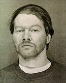 Поредната "съдебна" снимка, направена този път в полицейски участък през 1998 г. Роуз е бил арестуван по обвинения, че е обидил служител от охраната на летището във Финикс, Аризона.