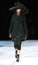 Повечето дизайнери на Седмицата на модата в Ню Йорк обикновено с радост обличат всяка година клиентите си с леко видоизменени форми на палтата.