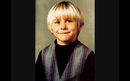 Днес Кърт Кобейн, вокалистът на Nirvana, щеше да навърши 45. Кърт Доналд Кобейн е роден в Абърдийн, Вашингтон, през 1967 г. в семейство на автомонтьор и сервитьорка.<br /><br />Те се развеждат, когато той е на седем, като според майка му раздялата го е травмирала за цял живот. Той също така не се е разбирал със следващите партньори на родителите си.<br /><br />Въпреки че нито един от роднините му не е бил професионален музикант, много от тях са свирили в местни клубни групи. Като дете той се насочва към рисуването – страст, която остава с него и в музикантските му години. Започва да свири на пиано от четиригодишна възраст, а под влияние на Ramones и пънк вълната в края на 70-те години той се насочва и към китарата.