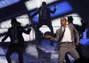 R'n'B певецът Крис Браун с изпълнение в стил Майкъл Джаксън по време на Мача на звездите.