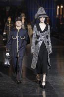 Louis Vuitton е марка, известна най-вече с луксозните си чанти и куфари, заради което идеята отделни хора на своеобразния перон да носят багажа на моделите, прибрани в изискани кожени дамски чанти, пътнически чанти, кутии за шапки и всякакви други формати, е много добро попадение, коментира "Индипендънт".