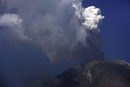 Когато достигне земята обаче, вулканичният прах е опасен за автомобилните двигатели и посевите