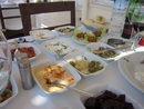 В Северен Кипър храненията започват с разнообразни салати, маслини и зехтин. Продължават най-вече с агнешко или пилешко, приготвени по различен начин, или риба.
