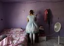 25-годишната Алин Нава подготвя тоалета си пред огледалото в стаята си в мексиканския град Монтерей.