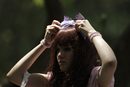 Едно от момичетата от мексиканския клуб Lolitas Paradise оправя диадемата си по време на среща на клуба в парка в Монтерей, Нуево Леон.