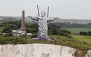 Образът на английския селекционер Рой Ходжсън се появи на своеобразен 33-метров паметник в Довър, пресъздаващ известната статуя на Исус Христос в Рио де Жанейро