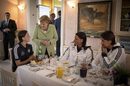 Германският канцлер Ангела Меркел разговаря с Месут Йоьил, Тим Визе и Сами Кедира по време на вечерята в лагера на отбора в Сопот