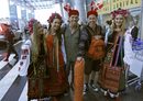 Датски запалянковци се снимат с украинки, облечени в национални дрехи