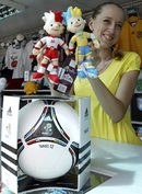 Продавачка показва маскотите Славек (вляво) и Славко в магазин в Киев