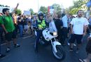 Първоначално полицаите се опитаха да разпръснат блокадата, като извикаха свои колеги на мотоциклети