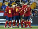 Футболистите на Испания се радват след попадението на Давид Силва