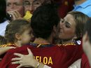 Защитникът Алваро Арбелоа целува съпругата си Карлота Руис