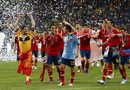 Испанските футболисти празнуват спечелването на финала в Киев