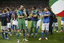 Италианските футболисти гледат разочаровано след поражението, дошло след 30 минути игра с 10 души