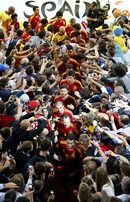 Футболистите на Испания си проправят път към мястото за връчване на купата