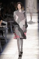 Любимецът на дамите, които обядват, както "Ройтерс" определя дизайнера Карл Лагерфелд, представи колекцията си висша мода за "Шанел" (Chanel) за сезон есен-зима 2012-2013 на ревю в Париж по време на Седмицата на модата там.