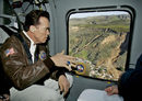 Шварценегер по време на оглед с хеликоптер на затрупана от свлачище местност в Калифорния през 2005 г.