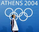 Американският плувец се наслаждава на националния химн на САЩ след победата си на 400 метра съчетано плуване в Атина.