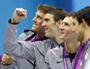 Отборът на САЩ, воден от Фелпс (вторият отляво надясно), позира със златните медали.