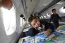 Ентусиастът преоборудвал пътническата част на самолета, като я превърнал в детска градина и я обзавел с ученически съоръжения, игри и играчки, където малчуганите могат да учат и играят.<br />