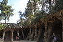 Парк Гюел на Антонио Гауди – във всеки кът и детайл опитваме да отгатнем  коя е музата на архитекта.Виждаме каменни палми,които са под истинските ,като първи етаж.