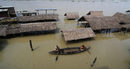 Септември донесе жестоки наводнения и в <a href="http://www.dnevnik.bg/sviat/2012/09/25/1913048_novi_opustoshitelni_navodneniia_izseliha_15_miliona/">Индия</a>. Над милион и половина индийци останаха без дом заради наводнения и свлачища, предизвикани от обилните мусонни дъждове. Река Брахмапутра и нейните притоци преляха, потапяйки най-малко 2200 селища и опустошавайки селскостопанските площи в щата Асам, който граничи с Бангладеш.<br /><br />Това беше втората вълна опустошителни дъждове в региона в рамките на четири месеца. В края на юни стихията погуби 130 души и принуди 6 милиона да изоставят домовете си в търсене на по-високи местности.