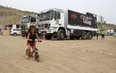 Дете кара колело между камионите в закрития парк, който е разположен на плажа Магдалена