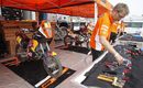 Механиците проверяват мотора КТМ на френския ас Сирил Депре, който се надява да спечели втора поредна и общо пета победа в изтощителната надпревара