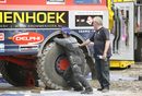 Механиците проверяват камиона на холандския екип Боб Тен Харкел, Янс Адолфус и Жилис Якобус