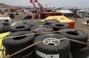 Резервни гуми, които ще бъдат използвани по време на на ралито, са снимани в ремаркето на камион. Участниците при автомобилите ще изминат точно 8574 километра