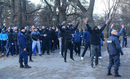 Пристигането на феновете на "Левски" пред главния вход на "Българска армия"<br />
