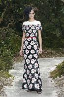 Модел от колекцията висша мода Chanel за сезон пролет - лято 2013 на Карл Лагерфелд.