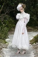Модел от колекцията висша мода Chanel за сезон пролет - лято 2013 на Карл Лагерфелд.