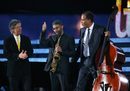 Чик Кърия (вляво), Кени Гарет (в средата) и Стенли Кларк изпълниха класическата джаз творба Take Five в памет на известния пианист и композитор Дейв Брубек, който почина в началото на декември 2012 г.